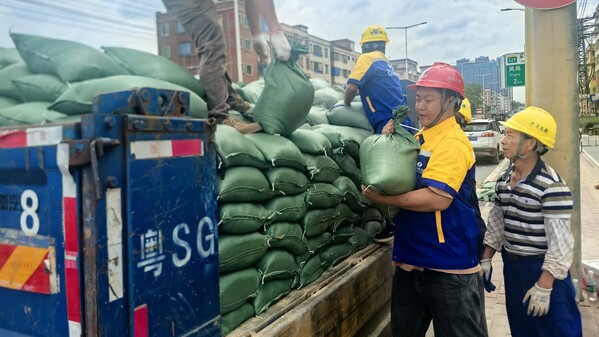 廣東工程公司·東莞石馬河項(xiàng)目應(yīng)急支援服務(wù)隊(duì)搬運(yùn)沙袋 (攝影:歐佳芮) (1).jpg